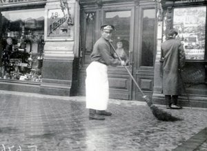 1913年、サンクトペテルブルクのネフスキー大通りの道路掃除人 作： Russian Photographer